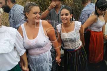  Baño de autoridades en las bodas de oro de la Traída del Agua (Foto TA)
